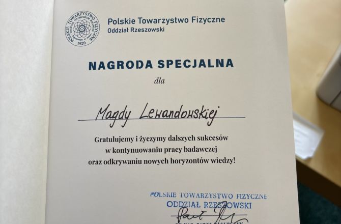 zdjęcie nagrody specjalnej Polskiego Towarzystwa Fizycznego