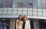 Dwie uczestniczki uroczystości stoją przed wejściem do Centrum Uniwersyteckiego w Pitești.