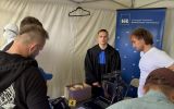 Studenci WPA prezentują uczestnikom Pikniku Nauki metody ujawniania i zabezpieczania śladów kryminalistycznych.
