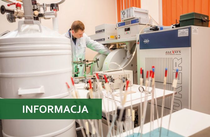 Zdjęcie studenta, który pracuje w laboratorium