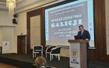 Zdjęcie przedstawiające przemówienie profesora doktora habilitowanego Janusza Pasterskiego Prorektora do spraw Współpracy z Otoczeniem Społeczno-Gospodarczym