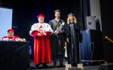 Rektor Uniwersytetu Rzeszowskiego, Pan Marek Podraza oraz profesor Lidia Brodowski podczas przyznania stopnia doktora Panu Markowi Podrazie