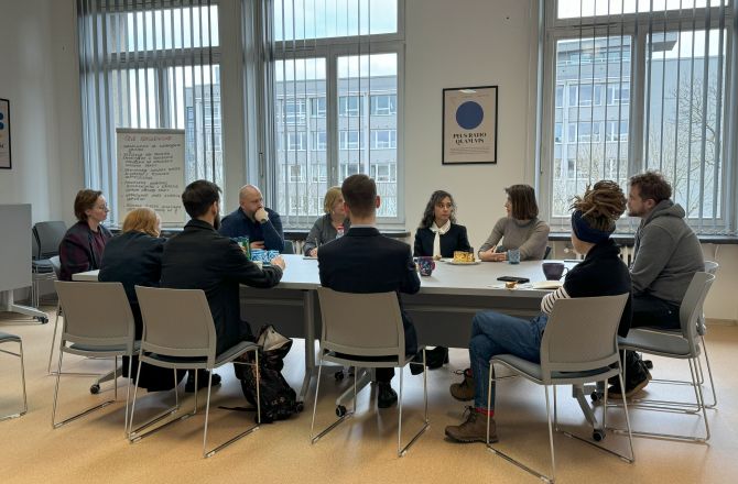 Rzecznik akademicki i Pełnomocniczka Rektora UR ds. równego traktowania w trakcie dyskusji przy stole z członkami Działu Bezpieczeństwa i Równego Traktowania - Bezpieczni UJ.