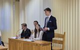 Studenci podczas pokazowej debaty oksfordzkiej