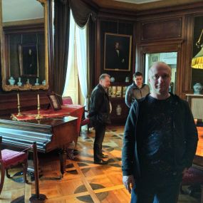 Wnętrze Muzeum-Zamku w Łańcucie. Na zdjęciu troje uczestników wycieczki