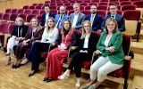 Grupowe zdjęcie członków zespołów badawczych z Wydziału Prawa i Administracji Uniwersytetu Rzeszowskiego uczestniczących w konferencji.