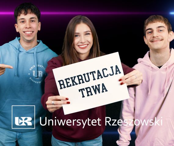 Trójka studentów Uniwersytetu Rzeszowskiego trzymająca baner z napisem "Rekrutacja trwa"