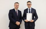 doktor Michał Skóra oraz profesor Janusz Pasterski, Prorektor ds. Współpracy z Otoczeniem Społeczno-Gospodarczym Uniwersytetu Rzeszowskiego
