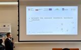 Prelegent podczas wystąpienia konferencyjnego dotyczącego sztucznej inteligencji w edukacji i na rynku pracy.
