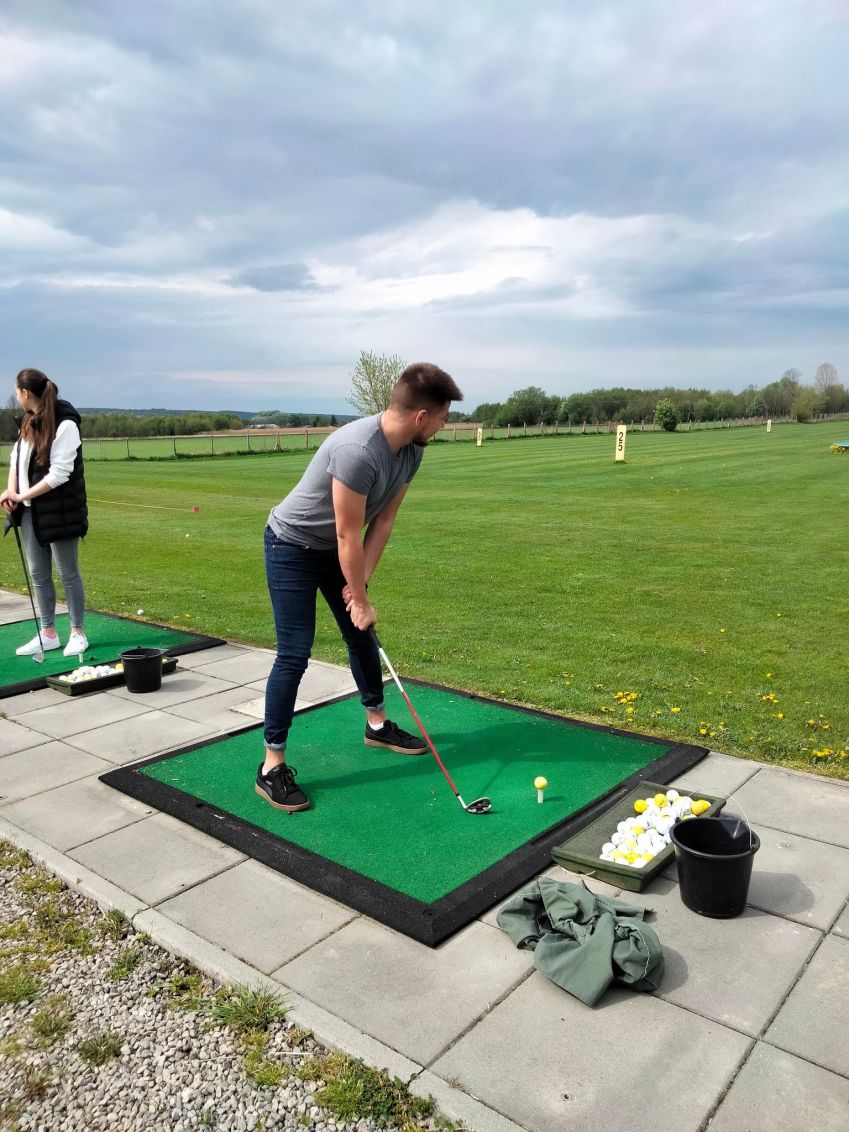 Studenci grają w golfa