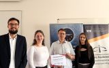 Przedstawiciele kół naukowych z prelegentem trzymającym podziękowanie za udział w spotkaniu.