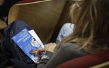 Uczestniczka przegląda program Kongresu Nowoczesnej Edukacji.