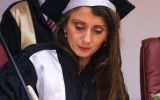 Laureatka podpisuje księgę pamiątkową podczas ceremonii nadania tytułu Doctor Honoris Causa.