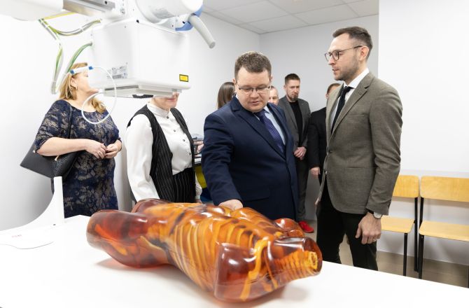 G:\_Rzeszow University\_PHOTO\44 Photo collage Jubileusz\2024.01.22 Otwarcie zmodernizowanej Pracowni RTG  na UR