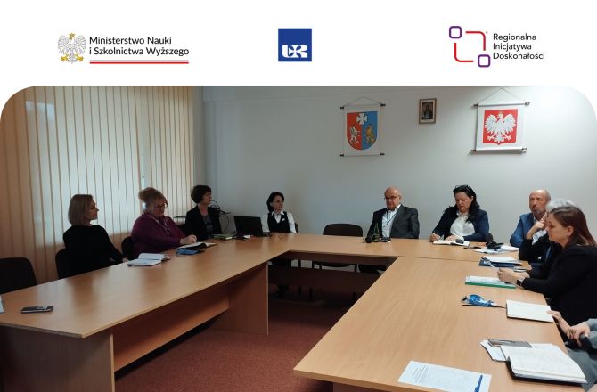 Obraz przedstawia uczestników spotkania siedzących przy stole