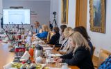 Uczestnicy seminarium eksperckiego siedzący przy stołach w sali wykładowej