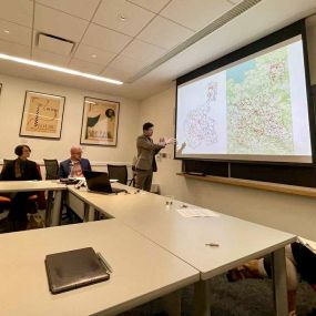 Zdjęcie przedstawiające doktora Joachima Popka w trakcie wykładu