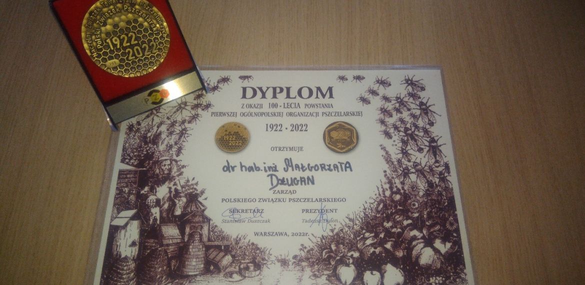 Medal z okazji 100-lecia Polskiego Związku Pszczelarskiego dla dr hab. Młgorzaty Dżugan, prof. UR