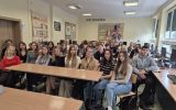 Uczniowie II Liceum Ogólnokształcącego im. Mikołaja Kopernika w Mielcu w trakcie wykładu pt. "Nowe formy zatrudnienia. Czy sztuczna inteligencja zabierze ludziom pracę?"