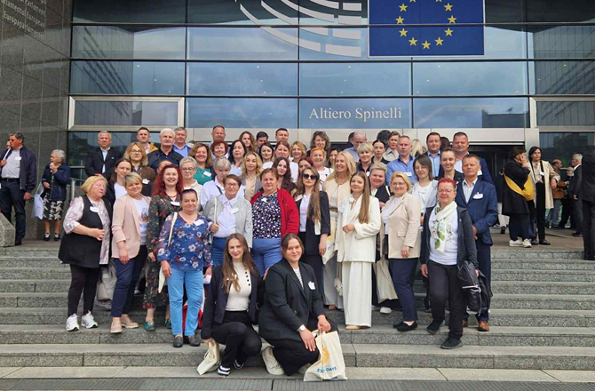 Zdjęcie grupowe przed budynkiem Parlamentu Europejskiego w Brukseli