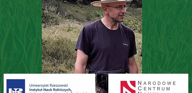 Pfof. Bobiec w kapeluszu na tle drzew