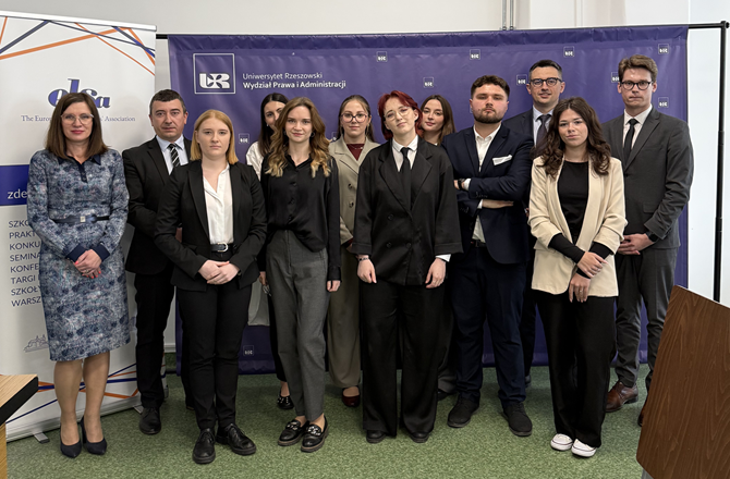Zdjęcie grupowe przedstawiające studentów oraz sąd konkursowy podczas V Lokalnego Moot Courtu z prawa pracy