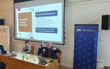 Prelegenci przy stole podczas panelu poświęconego zarządzaniu szkołą.