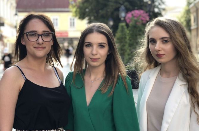 Rzeczniczka Praw Studenta SSUR Wiktoria Bednarz (w środku) wraz z Kingą Konicą oraz Andżeliką Zagórską, które wspomagają jej pracę.