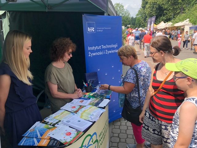 Pracownicy Instytutu TŻiŻ w Boguchwale promuja kierunek Technoloia Żywności i żywienie człowieka