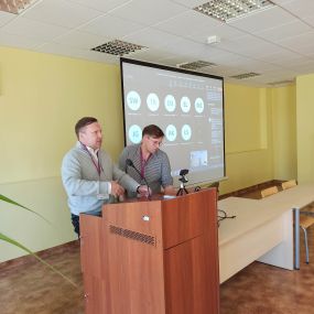 Marek Szpręga z prawej strony prowadzący dyskusję z uczestnikiem Seminarium