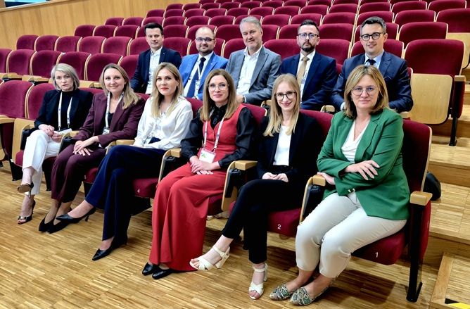 Grupowe zdjęcie członków zespołów badawczych z Wydziału Prawa i Administracji Uniwersytetu Rzeszowskiego uczestniczących w konferencji.