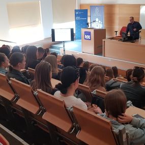 Widok ogólny. Dr Sławomir Dybka prowadzi warsztat, w którym uczestniczy liczna grupa młodzieży.