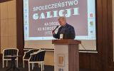 Zdjęcie przestawiające profesora Macieja Janowskiego w trakcie wykładu