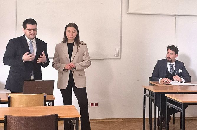 Osoby prowadzące wystąpienie podczas konferencji