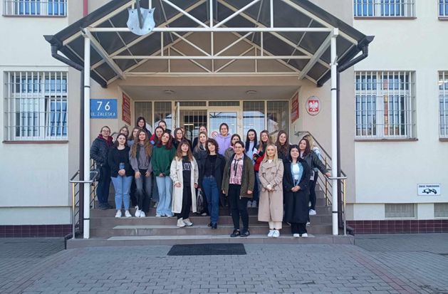 Studenci z Koła Naukowego Postępowania Karnego i Prawa Karnego Wykonawczego oraz Koła Naukowego Kryminologii, Kryminalistyki i Medycyny sądowej przed Zakładem Karnym w Załężu