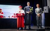 Rektor Uniwersytetu Rzeszowskiego, Pan Mirosław Kalisiak oraz profesor Jan Olszewski podczas przyznania stopnia doktora Panu Mirosławowi Kalisiakowi
