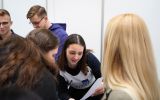 Studentka przedstawiająca uczniom ofertę studiów na kierunku Prawo i Administracja