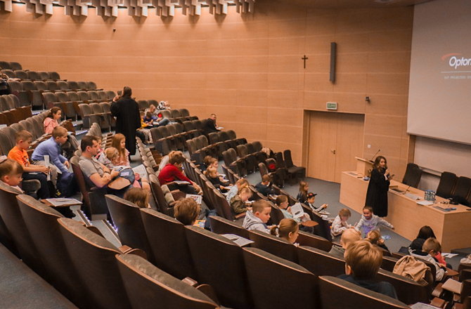 Uczestnicy Małego Uniwersytetu Rzeszowskiego oraz radca prawny podczas spotkania pod tytułem „Od radców prawnych bajka ciekawa o obowiązkach dziecka i prawach!”.