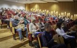 Uczestnicy Kongresu siedzą w auli i słuchają wystąpienia.
