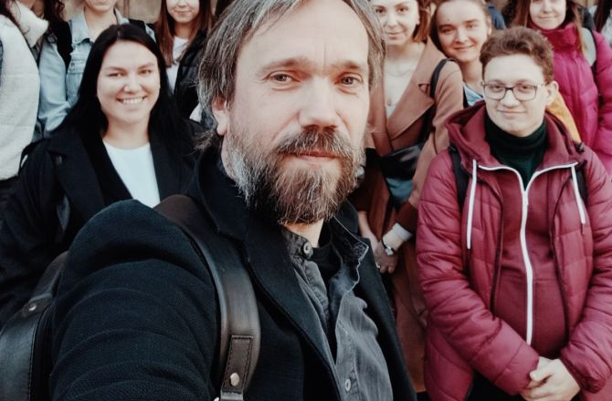 profesor Wnuk i studenci przed szkoleniem