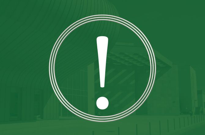 Grafika wykrzyknik na zielonym tle