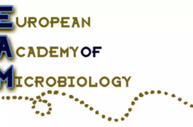 logo Europejskiej Akademii Mikrobiologii