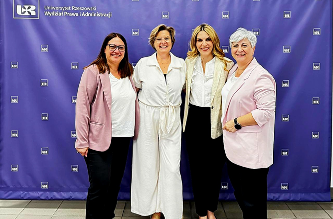 Na zdjęciu widoczne przedstawicielki School of Business, Department of Business Administration University of the Aegean in Chios: Stella Zounta, Eleni Gaki, Vasiliki Vasileiou oraz profesor Elżbieta Feret