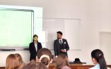 Prowadzący konferencję stoją przed uczestnikami spotkania w sali dydaktycznej