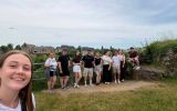 Grupa studentów ELSA Rzeszów podczas zwiedzania Luksemburga, z panoramą miasta w tle.