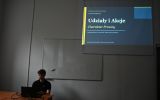 Student prezentujący temat „Udziały i akcje – charakter prawny” podczas seminarium naukowego.