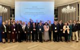 Grupowe zdjęcie uczestników XXIII Zjazdu Katedr Doktryn Polityczno-Prawnych na tle ekranu konferencji.