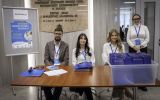 Osoby obsługujące Kongres przy stoliku rejestracyjnym.
