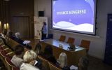 Osoba przemawia podczas otwarcia Kongresu; na ekranie widnieje napis „Otwarcie Kongresu”.