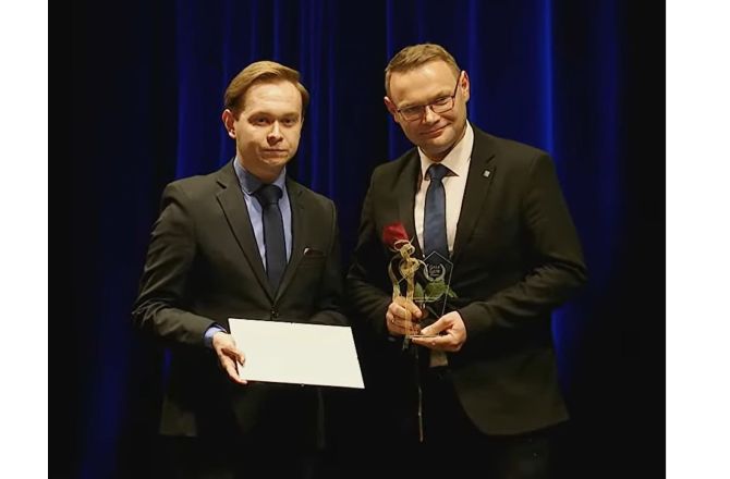 Zdjęcie z wręczenia statuetki doktorowi Jarosławowi Kinalowi przez pana Michała Lewandowskiego